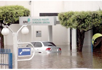 Mais uma vez, a Casa dos Médicos, na Avenida dos Expedicionários, em Dracena, ficou alagada (Foto: Viviane Santos/JR).