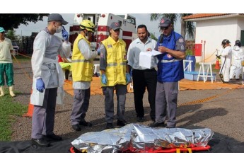 Vítima fatal do vazamento antes de ser colocada no veículo funerário (Foto: Viviane Santos/JR)