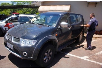 Mitsubishi L200 Triton na cor preta, furtada no Espírito Santo, recuperadas pela PM, em Dracena (Foto: Lucas Mello/Jornal Regional/Portal Regional/Dracena).