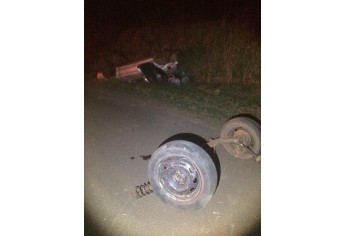 Carros ficaram bastante danificados após a colisão na noite de domingo (Foto: Jornal Regional/Portal Regional).
