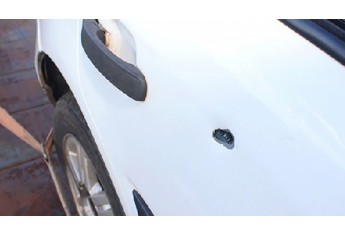 Carro foi alvejado por tiros, disparados pelos policiais (Foto: Lucas Mello/Jornal Regional/Portal Regional).