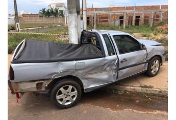 Saveiro parou após colidir-se contra um poste, na via pública (Foto: Carlos Volpi/Jornal Regional/Portal Regional).