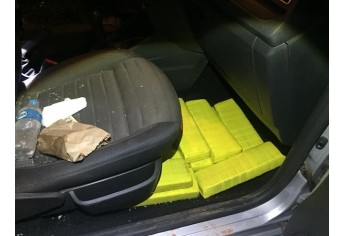 Carro estava abandonado com carregamento de drogas, que pesaram 395,2 quilos (Foto: Cedida/PM).