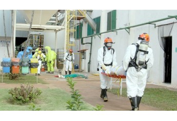 Bombeiros usaram roupas específicas de atendimento de ocorrências de vazamento de produtos perigosos (Foto: Viviane Santos/JR)