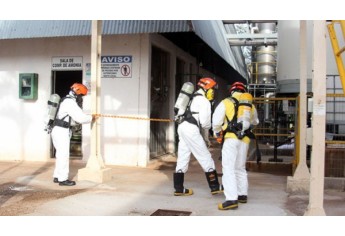 Isolamento da área onde ocorreu o vazamento (Foto: Viviane Santos/JR)