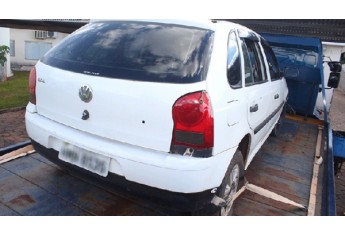 Carro foi alvejado por tiros, disparados pelos policiais (Foto: Lucas Mello/Jornal Regional/Portal Regional).