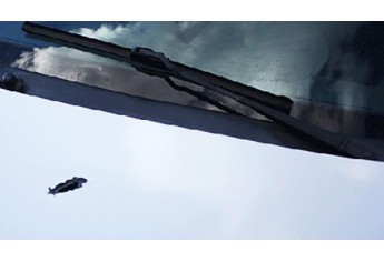 Carro foi alvejado por tiros, disparados pelos policiais (Foto: Lucas Mello/Jornal Regional/Portal Regional).