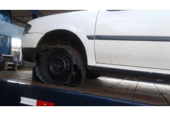 Carro foi alvejado por tiros, disparados pelos policiais (Foto: Lucas Mello/Jornal Regional/Portal Regional).