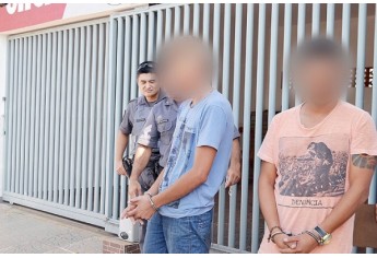 Contrabandistas sendo levados à viatura para serem apresentados à Polícia Federal, de Araçatuba (Foto: Alex Barreto/JR).