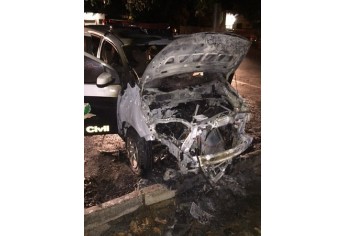 Viatura ficou destruída após o incêndio (Foto: Jornal Regional/Portal Regional/Dracena).