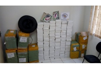 Carga com 9.390 relógios de pulso de diversas marcas e modelos, mais 4 pneus de automóveis novos, apreendidos pela Polícia Rodoviária (Foto: Cedida/PM Rodoviária).
