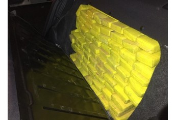 Carro estava abandonado com carregamento de drogas, que pesaram 395,2 quilos (Foto: Cedida/PM).