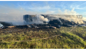 Carreta pegou fogo depois de tombar (Cedida/PM Rodoviaria).