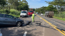 Idoso morre após colisão entre carro e ônibus com 47 ocupantes na SP-294 em Flórida Paulista 