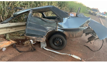 Em colisão frontal carro parte ao meio e casal de Rinópolis morre ao ser arremessado do veículo 