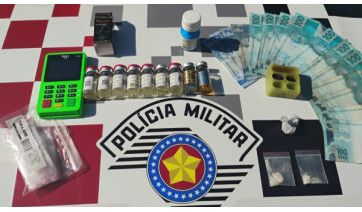 Drogas, anabolizantes, dinheiro e outros objetos apreendidos pelos policiais militares (Cedida/PM).