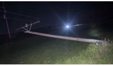 Veículo colide em poste, derruba estrutura e afeta fornecimento de energia em Adamantina