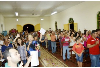 Capela Fátima do bairro Pé de Galinha lotada com a celebração da imagem (Foto: Cedida)