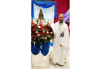 Padre Domingos ao lado da imagem peregrina de Nossa Senhora Aparecida (Foto: Cedida)