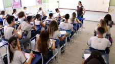 Lei garante licença remunerada para pós-graduação de professores da rede pública