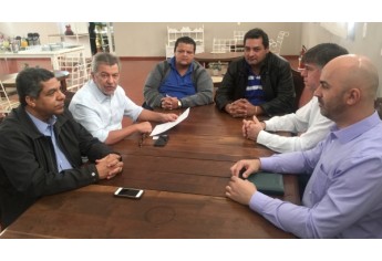 Reunião com prefeito Márcio Cardim e vereadores Hélio José dos Santos e Acácio Rocha, em Adamantina (Foto: Da Assessoria).