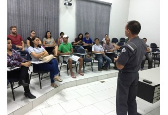 Capitão Júlio apresenta detalhes sobre a dinâmica do programa Vizinhança Solidária ao grupo de moradores do Parque Universitário (Foto: Siga Mais).