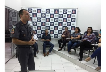Capitão Júlio apresenta detalhes sobre a dinâmica do programa Vizinhança Solidária ao grupo de moradores do Parque Universitário (Foto: Siga Mais).