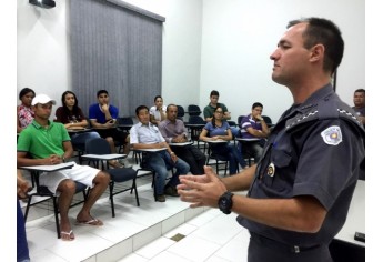 Capitão Júlio apresenta detalhes sobre a dinâmica do programa Vizinhança Solidária ao grupo de moradores do Parque Universitário (Foto: Siga Mais).