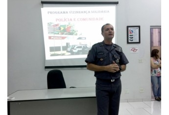 Capitão Júlio apresenta detalhes sobre a dinâmica do programa Vizinhança Solidária ao grupo de moradores do Parque Universitário (Foto: Siga Mais).