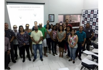 Grupo de moradores do Parque Universitário com o comandante da PM de Adamantina, capitão Júlio (Foto: Siga Mais).