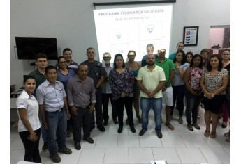 Grupo de moradores do Parque Universitário com o comandante da PM de Adamantina, capitão Júlio (Foto: Siga Mais).
