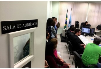 Mais de 100 funcionários  compareceram pessoalmente à Vara da Justiça do Trabalho, em Adamantina, e aderiram à proposta da Instituição (Foto: Siga Mais).