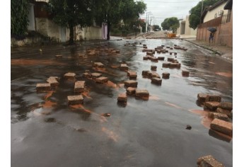 Rua 9 de Julho tem pedras arrancadas pela enxurrada