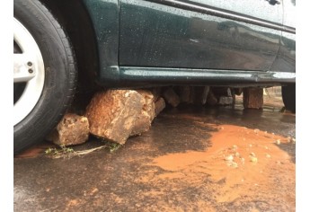 Rua 9 de Julho tem pedras arrancadas pela enxurrada