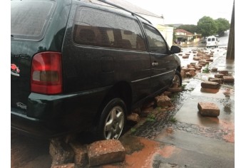 Rua 9 de Julho tem pedras arrancadas pela enxurrada