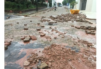 Rua 9 de Julho tem pedras arrancadas pela enxurrada