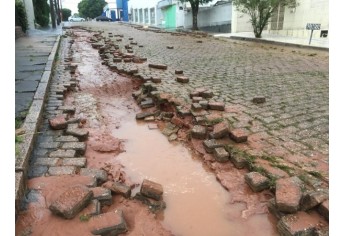 Rua 9 de Julho tem pedras arrancadas pela enxurrada