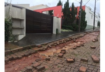 Rua 9 de Julho tem pedras arrancadas pela enxurrada