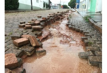 Rua 9 de Julho tem pedras arrancadas pela enxurrada