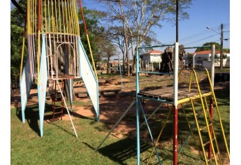 Foguete, no parquinho próximo à antiga estação de trem, com brinquedos sucateados e sem segurança (Foto: Siga Mais em 29/08/2017).