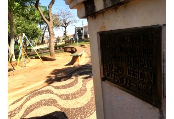 Parquinho próximo à estação foi inaugurado em 1964, informa placa no local (Foto: Siga Mais em 29/08/2017).