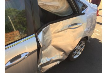 Clique para adicionar uma legendaPorta traseira, no lado esquerdo, sofreu afundamento, no choque da moto contra o veículo (Foto: Siga Mais).