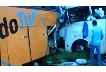 Os dois ônibus de colidiram de frente, deixando saldo de 7 mortos e mais de 50 feridos (Imagem: Reprodução/TV Fronteira).