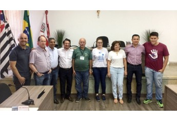 Autoridades de Adamantina recepcionam o coordenador nacional de expansão do CVV, João Régis da Silva (Foto: Siga Mais).