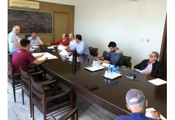 Vereadores e imprensa com o prefeito Márcio Cardim e sua equipe, no anúncio de áreas para instalação e ampliação de empresas (Foto: Luciana Fernandes).