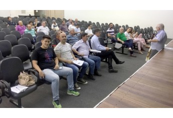 Público na audiência pública, realizada no anfiteatro da Biblioteca Municipal (Foto: Siga Mais).