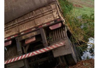 Caminhão avançou pista contrária e caiu em represa, na Plácido Rocha (Reprodução: Folha Regional).