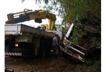 Equipes trabalham na manhã desta sexta-feira para a retirada do veículo (Reprodução: Folha Regional).