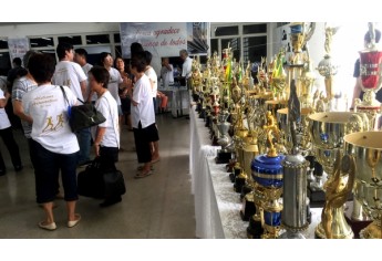 Acrea levou coleção de troféus conquistados em atividades esportivas, de recreação e culturais, ao longo de sua atuação histórica em Adamantina (Foto: Siga Mais).