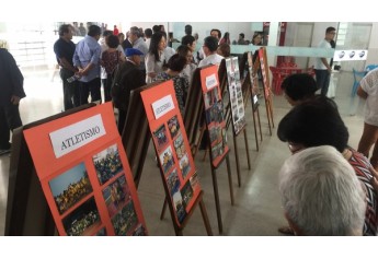 Exposição de fotografias atraiu a atenção do público no hall do auditório do campus 2 (Foto: Siga Mais).